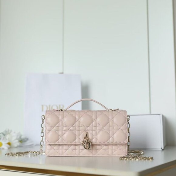 Classic DIOR Bag: A Stylish and Versatile Choice for Elegance - Picture 1 of 6